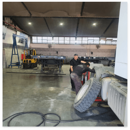 קבוצת מילניום מרכז שירות מרצדס באשדוד, משטח עבודה של המוסך עם משאית בזמן עבודה החלפת גלגל
